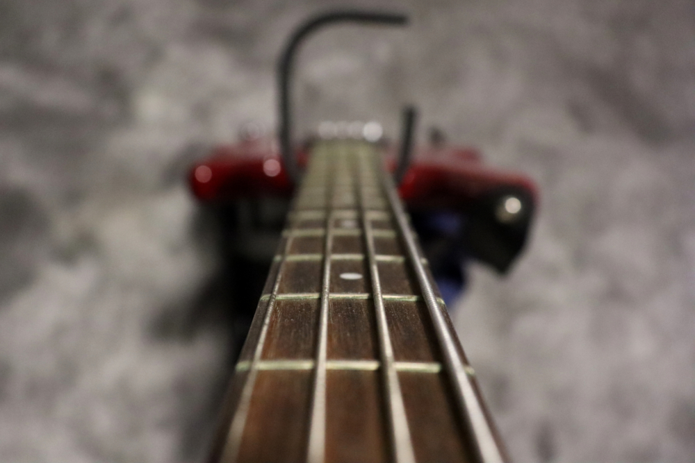 Gitara basowa - widok gryfu na struny